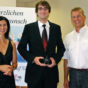Christian Sedlmayr von Netapp (Mitte) wurde von den Kongressteilnehmern (Storage & Archivierung) als Best Speaker des gesamten Vormittags-Programms prämiert. Dazu gratulierten ihm Daniela Schilling, Leiterin der IT-BUSINESS Akademie und Rainer Gräfen, Chefredakteur von Storage-Insider.de.