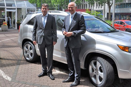 Rieman und Kia-Deutschland-Geschäftsführer Martin van Vugt bescheinigen sich gegenseitig eine gute Zusammenarbeit. (Foto: Wehner)