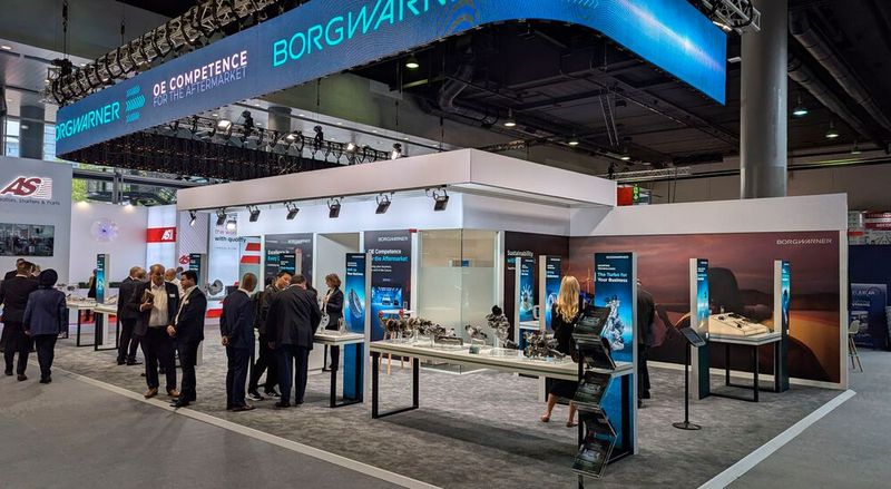 Der US-amerikanische Zulieferer Borg-Warner zeigte sein Produktportfolio in Frankfurt, zu dem auch immer mehr Ersatzteile für Elektroautos gehören. (Bild: Rosenow – VCG)
