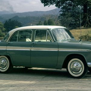 Der Prince Skyline debütiert 1957 auf dem Pariser Salon. Der Wagen ist im Stil einer sportlich angehauchten Limousine konzipiert und soll gegen Alfa Romeo Modelle und Borgward Isabella antreten.(Bild:  Nissan)