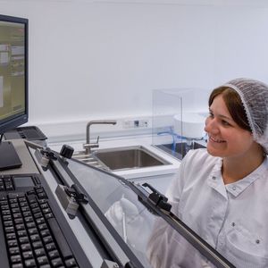 Trust is good, control is better: residual dirt analysis in our own laboratory.(Image: Yaskawa Europe)