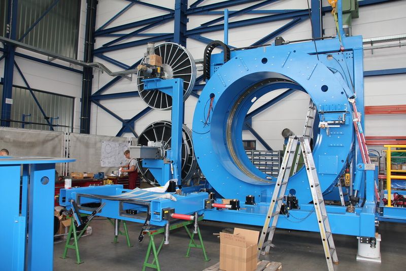 Mitlaufende Rohrtrennung: Wenn das Rohr produziert wird, wird es bis zu 24 m lang und muss während des Prozesses getrennt werden. Diese Baugruppe im Bild fährt dann mit und trennt während des Produktion das Rohr ab. (Sonnenberg)