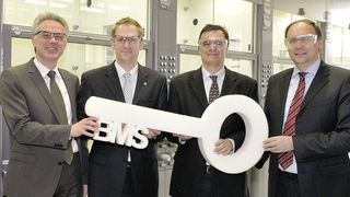 Er hat jetzt die Schlüsselhoheit über das neue Laborgebäude: Dr. Thorsten Dreier (2.v.l.), Abteilungsleiter der Verfahrensforschung in der Isocyanat-Produktion bei Bayer MaterialScience. Auf die ersten Forschungsergebnisse seines Teams warten Dr. Joachim Wolff (2.v.r.), Leiter des Bereichs Polyurethane von Bayer MaterialScience, Dr. Steffen Kühling (l.), Leiter Produktion & Technologie für Polyurethane, und Dr. Klaus Jaeger (r.), Leiter des BMS-Standortverbunds Nordrhein-Westfalen  (Bild: Bayer MaterialScience)
