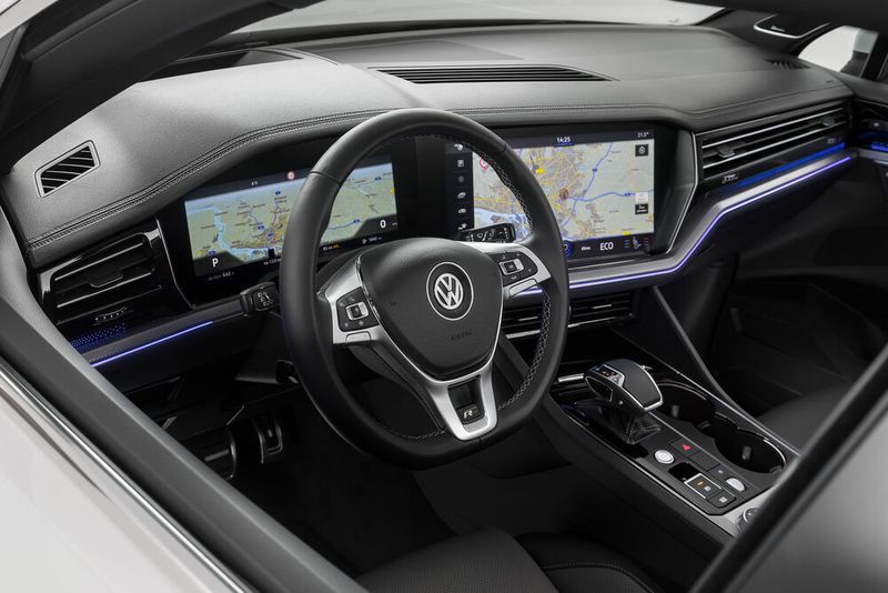 Bei der höherwertigen Version kommt das digitale Innovision-Cockpit zum Einsatz: Die Anzeige vor dem Fahrerplatz ist 12 Zoll groß, der leicht zum Fahrerplatz gedrehte Touchscreen für das Top-Infotainmentsystem misst 15 Zoll. (VW)