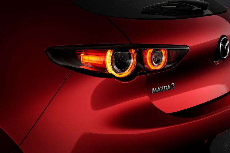 Die Optik der Scheinwerfer ist schlicht. (Mazda)