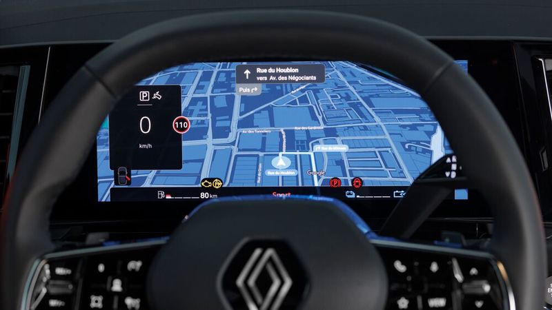 Standardmäßig navigiert das Auto mit Google Maps. Alternativ ist die App „Waze“ integriert. (Bild: Renault)