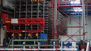 Das Remmert-Langutlager Typ „Wabe“ ermöglicht der Firma Thomann die raumoptimierte Lagerung und schnelle Kommissionierung von Langgut. Bild: Remmert (Archiv: Vogel Business Media)