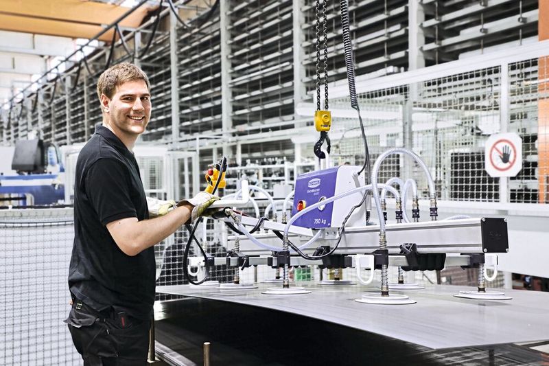 Vakuum-Hebegeräte VacuMaster heben und bewegen schwere und großflächige Werkstücke wie Bleche, Fenster oder Kunststoffplatten. (Bild: Schmalz)