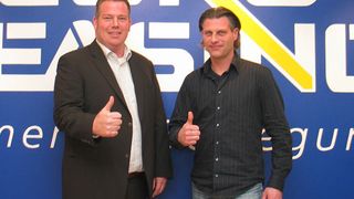 Depotleiter Michael Larisch (links) und Verkaufleiter Stefan Wolff stehen voll hinter dem One-stop-Shopping-Konzept von Euro-Leasing in Hamburg.  (Bild: Euro-Leasing)