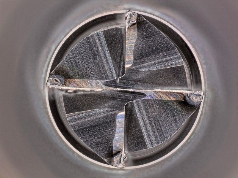 Fraises en bout M3520 Ø 2.00 – Ouverture des poches – 32 000 tr/min – Vf 1500 mm/min (Source : Louis Bélet)