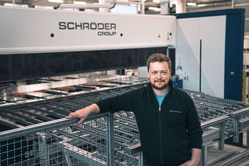 Josef Rehrl, Anlagen und Instandhaltungtechniker bei Schlotterer, schätzt die Neuerungen an der Schwenkbiegemaschine von Schröder. (Bild: Schlotterer)