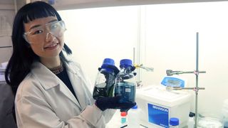 Die KTH-Wissenschaftlerin Xiong Xiao verwendet Ultraschall in Kombination mit Essig- und Zitronensäure anstelle von Schwefelsäure, um die Metalle aus Akkus zu extrahieren.  (Peter Ardell)