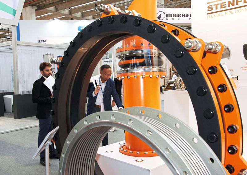 Fluidische Systeme im Gespräch: Pumpen, Ventile, Rohre und Dichtungslösungen finden Sie auf der Achema 2022 in Halle 8.0 und 9. (Bild: Dechema e.V. / Helmut Stettin)