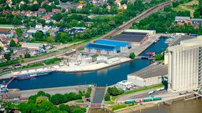 Neue Allianz auf den Wasserweg gebracht! Acht deutsche Binnen- und Seehäfen, darunter auch Nports (im Bild), krempeln jetzt die Ärmel hoch. Sie wollen die wichtige Rolle, die sie national in Sachen Infrastruktur haben, klarer werden lassen. Es geht aber auch um Milliarden für anstehende Aufgaben ... (Bild: Nports)
