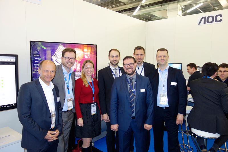 Hannah Lamotte, IT-BUSINESS, umringt von dem Philips MMD Team. (Bild: IT-BUSINESS)