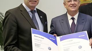 Prof. Dr. Martin Winterkorn, Vorsitzender des Vorstands der Volkswagen Aktiengesellschaft (2. von links), erhält von Dr. Guido Rettig, Vorstandsvorsitzender der TÜV NORD AG (links), die Urkunde. (Foto: VW)