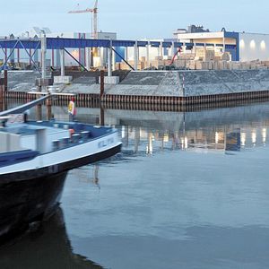 Hallen im Nordhafen: Die enge Verzahnung der Duisport Packing Logistics GmbH mit der Duisburger Hafen AG beschert den Kunden willkommene Synergieeffekte.