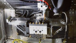 Gros plan sur le coeur du tour Kummer K5 avec son magasin de pièces, ses rampes d'outils fixes ou motorisés et sa magnifique broche de tournage verticale.  (MSM)