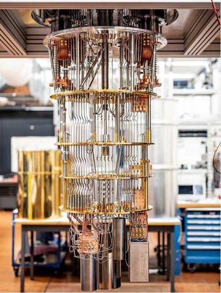 Rechenoperationen auf dem Quantenchip im Kryostaten werden über eine Vielzahl von Signalleitungen kontrolliert, die im Normalbetrieb von außen nicht zu sehen sind. (ETH Zürich / Daniel Winkler)