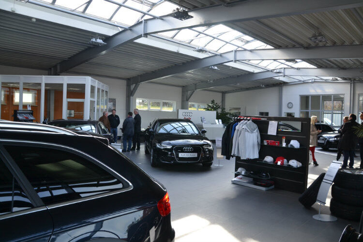 Einmal im Monat wird im Audi-Schauraum in Kooperation mit einem lokalen Sender die Sendereihe „Talk im Autohaus“ aufgenommen. (Foto: Mauritz)