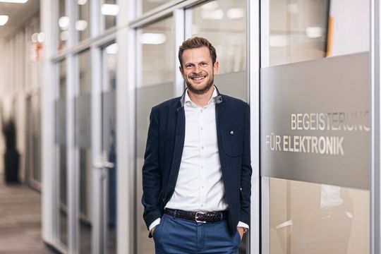 Florian Weiß, Head of Business Development Region Central Europe der Hanza Group, sieht im Zusammenschluss vor allem die Chance, Elektronikkompetenz mit dem breiteren Fertigungsnetzwerk von Hanza zu verbinden.(Bild:  Hanza BMK)