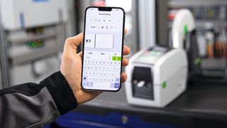 Mit der intuitiven, kostenlosen Beschriftungsapp lässt sich der Thermotransferdrucker Smart Printer von Wago steuern.  (Bild: Wago)