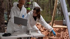 Le « nez électronique » a prélevé des échantillons d'odeurs sur le lieu de l'enterrement et dans les zones témoins environnantes, tandis que les chiens de police fouillaient les lieux de manière indépendante. (Source :Grainger Films)