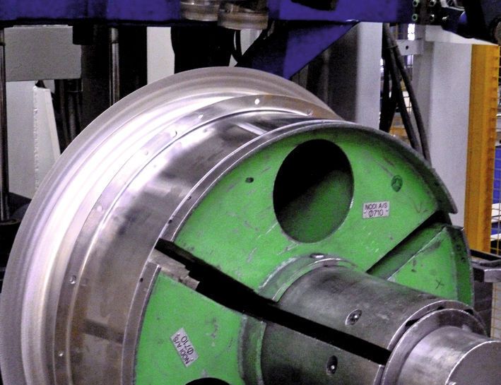 Auf den Flanschwalzmaschinen werden Axialgehäuse für die Lüftungstechnik produziert. Bild: Kuhn (Archiv: Vogel Business Media)