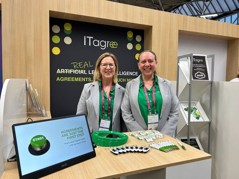 Über optimale IT-Verträge informierten Anne Hall (l.) und Sarah Tohill (beide ITagree).  (Bild: Vogel IT-Medien)