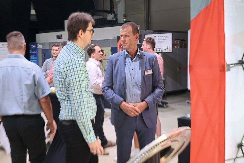 Auf der begleitenden informativen Fachausstellung standen exklusive Unternehmen den Besuchern Rede und Antwort. Nicht selten ging es dabei bereits um sehr konkrete Projekte.  (Bild: Maschinenmarkt/rw)