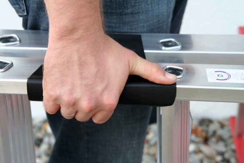 Durch die ergonomische Ausformung schmiegt sich die Traghilfe in die Hand des Trägers, egal, ob Links- oder Rechtshänder. (Archiv: Vogel Business Media)