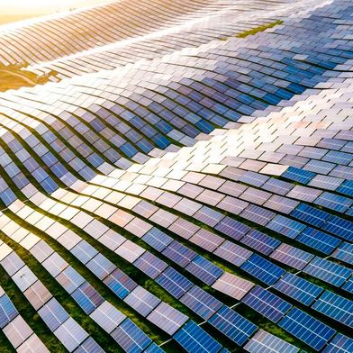 Papier ist geduldig! Deutschland hat sich vor rund drei Jahren auf die Fahnen geschrieben, von chinesischen Produkten (hier Solarmodule) und Rohstoffen unabhängiger werden zu wollen. Eine aktuelle Studie beweist, dass genau das Gegenteil der Fall ist ... (Bild: Chinasol)