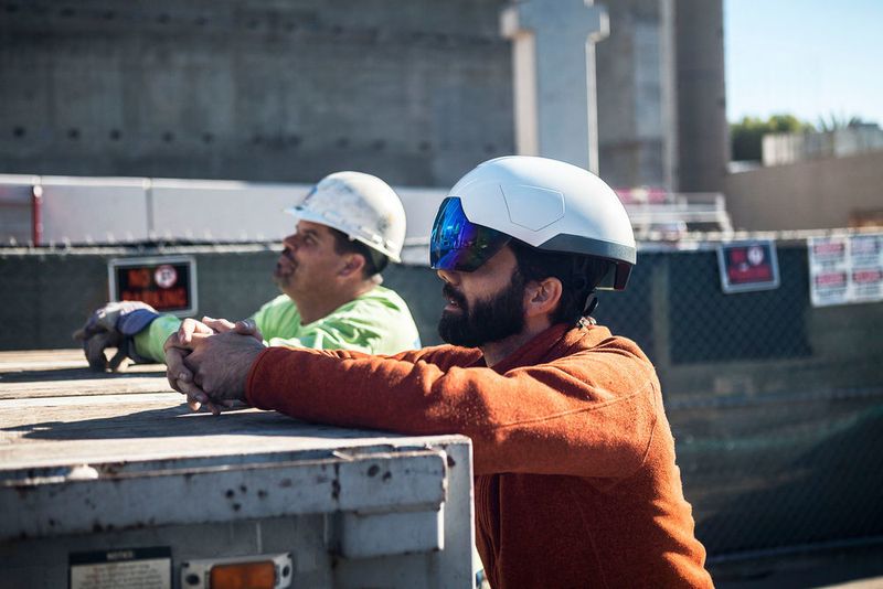 Der Smart Helmet  der mit integrierter Datenbrille, mehreren 360-Grad-Kameras, WLAN, Bluetooth, GPS, Solid-State-Speicher und Infrarot-Sender ausgestattet ist: Er blendet die Anlagen-, Engineering- oder Betriebsinformationen direkt ins Blickfeld des Nutzers ein – grafisch aufbereitet und leicht zu verstehen (DAQRI)
