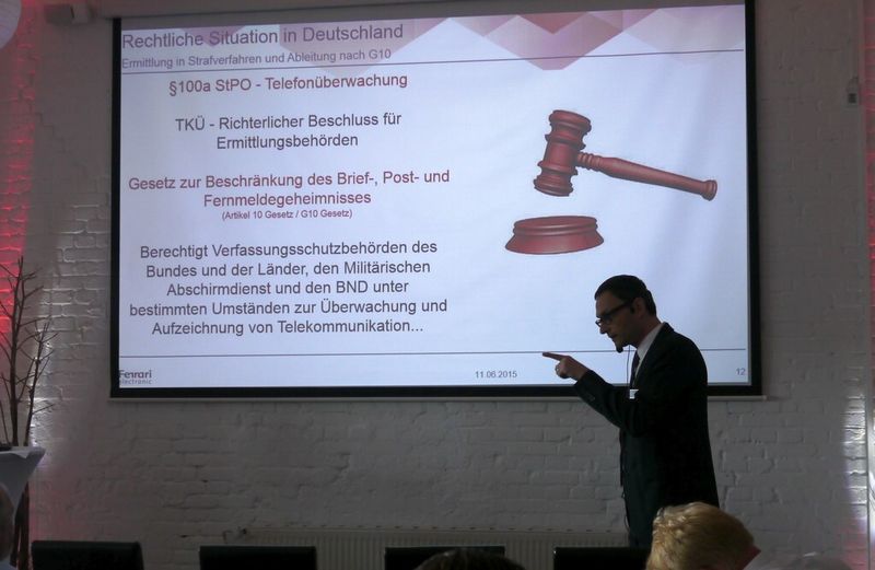 Dr. Rolf Fiedler, Vorstand bei Ferrari Electronic, klärt in seinem Vortrag über die rechtlichen Aspekte auf, die für das Call-Recording von Bedeutung sind. (Bild: Ferrari Electronic)