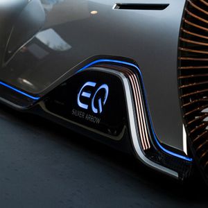 Auch die Seitenschweller sind von einem Leuchtenband durchzogen und enthalten einen vertieften „EQ“-Schriftzug.(Bild:  Daimler)