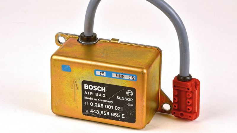 Bosch fertigte 1980 als erster europäischer Hersteller elektronische Auslösegeräte für passive Sicherheitssysteme und setzte damit Maßstäbe in der Verkehrssicherheit.  (Bild: Bosch)