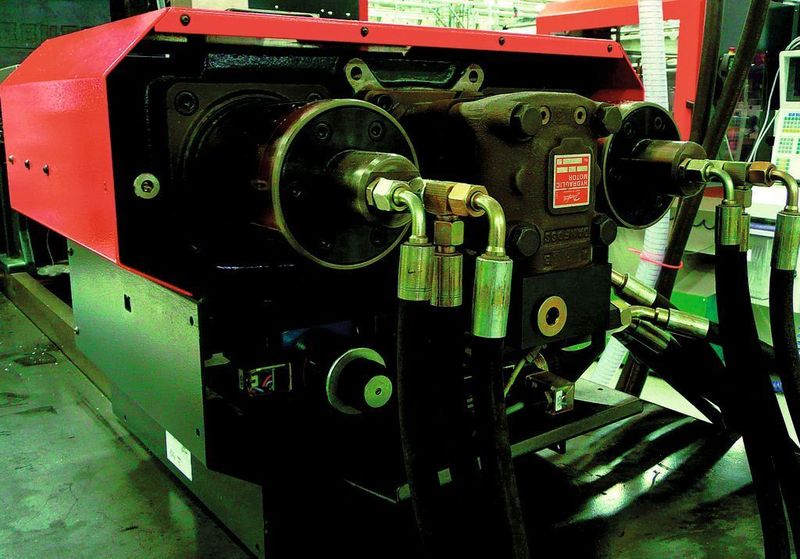 Jede Spritzgießmaschine ist mit circa 200 bis 300 l Oest-Hydrauliköl befüllt. Für den Austausch des Hydrauliköls steht eine mobile Kompaktanlage zur Verfügung, die komplette Bestellroutine ist standardisiert. Bild: Fischerwerke (Archiv: Vogel Business Media)