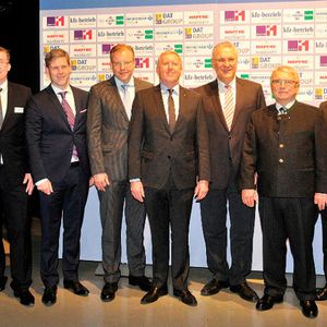 Gruppenbild mit Minister: Joachim Herrmann (Vierter von rechts) und die Gastgeber Klaus Dieter Breitschwert (Dritter von rechts) mit den Partnern des traditionellen Neujahrsempfangs des Kfz-Gewerbes Bayern.(Foto:  Zietz)