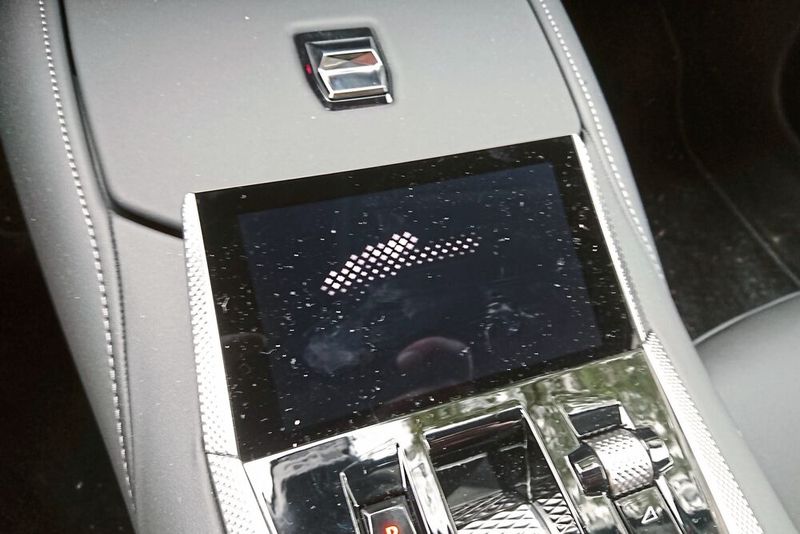 Dort lassen sich Eingaben für das Infotainmentsystem machen. (Bild: Sven Prawitz/Vogel Communications Group)