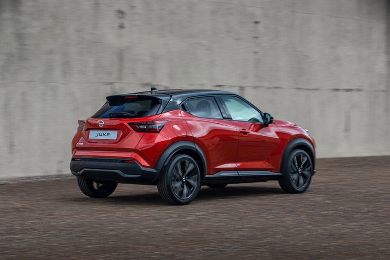 Zwar bleibt er der Grundform treu, aber die entschärften Lichter und das erwachsenere Heck mit zweigeteilten Rückleuchten wirken deutlich gefälliger. (Nissan)