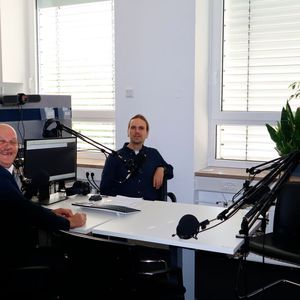 „Wenn man ein Upscaling hat, wäre es natürlich schön, eine lineare Funktion der Messtechnik zu haben - das ist aber leider nicht so“, berichtet Jens Hundrieser (li.) im Gespräch mit PROCESS-Redakteur Dominik Stephan.(Bild:  PROCESS / Kempf)