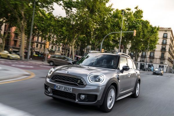Der MINI Cooper S E Countryman ALL4 ist der erste Mini, bei dem ein Plug-in-Hybrid-Antrieb die Möglichkeit zu rein elektrischer und damit lokal emissionsfreier Mobilität eröffnet. (Mini)