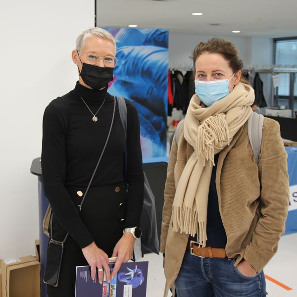 Besucherstimmen der LAB-SUPPLY Münster 2021Claudia God (l., Organische Chemie) und Bettina Günther (r., Chemiedidaktik), TU Dortmund:   God: „Es ist angenehm klein hier: Man kommt leicht an die Stände und kann gut Gespräche führen. Hier findet man einfach den persönlichen Bezug; es ist alles ein bisschen familiärer.“  Günther: „Ich komme aus der Chemiedidaktik und hätte gar nicht gedacht, dass für mich so viel Relevantes dabei ist. Aber tatsächlich hatte jeder Stand bisher irgendwas, von dem ich profitiere und was ich mit nach Hause nehmen kann. Ganz viele Dinge, die ich so noch gar nicht kannte. “ Weitere Infos zu den kommenden LAB-SUPPLY-Messen finden Sie auf www.lab-supply.info.    (LABORPRAXIS, C. Lüttmann)