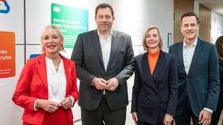 V.l.: Kristina Sinemus, Hessische Ministerin für Digitalisierung und Innovation; Lars Klingbeil, Bundesminister der Finanzen; Marianne Janik, Vice President, Google Cloud EMEA North; Philipp Justus, Vice President, Google Central Europe; bei der Pressekonferenz zur Investitionsankündigung. (Bild: Google)