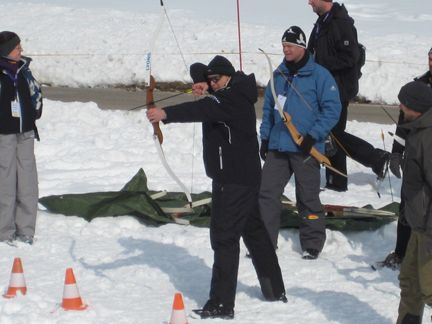 Treffsicher – auch beim Bogenschießen: Andreas Höpfner (Bechtle) und Andreas Kloss (Jass Papierfabrik)   (Archiv: Vogel Business Media)