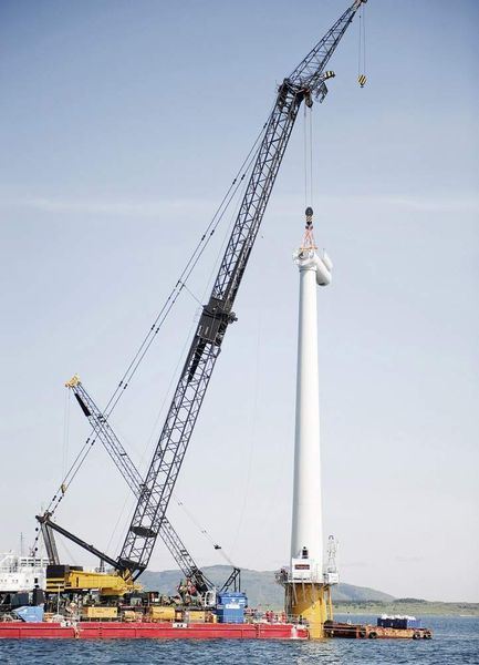 Hywind: Installation der weltweit ersten schwimmenden Windkraftanlage mit einer Leistung von 2,3 Megawatt. Bild: StatoilHydro (Archiv: Vogel Business Media)