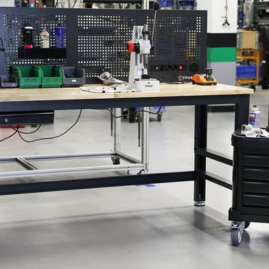 Die optionale Top Box kann ebenfalls unter der Arbeitsplatte befestigt, aber auch jederzeit abgenommen werden. (Bild: Stahlwille)