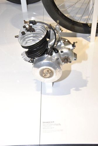 Der berühmte 98er: Der F&S-Fahrrad-/Mopedmotor ist ein Zweitaktakter und leistet bei 3.200 min-1 2,3 PS. Von ihm fertigte Sachs von 1932 bis 1950 rund 800.000 Einheiten. (Foto: Dominsky)