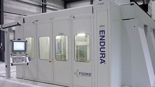 Die Endura 904-Linear ist eine große Portalfräsmaschine mit einem Z-Achsen-Weg von 3000 mm. Mit ihr lassen sich Pkw-Modelle und größere Nutzfahrzeugkonzepte in Originalgröße fertigen. (Bild: Fooke)