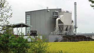 Das Holzenergiewerk in Leipzig versorgt eine Porsche-Niederlassung mit 10,0 MW Wärme im Jahr. (Bild: Prolignis)